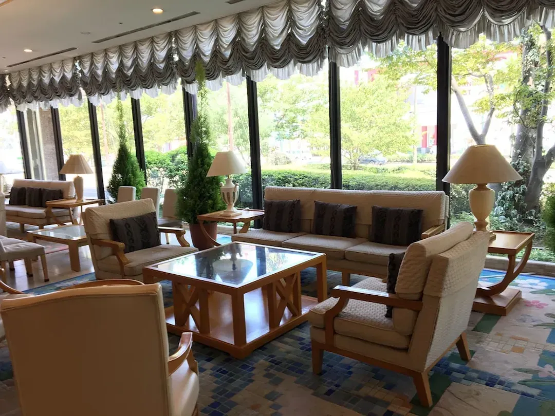 Lobby lounge