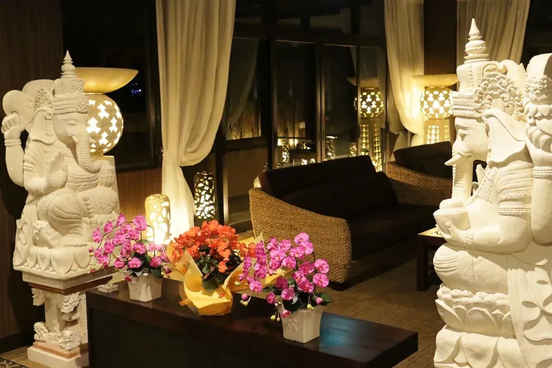 Lobby lounge