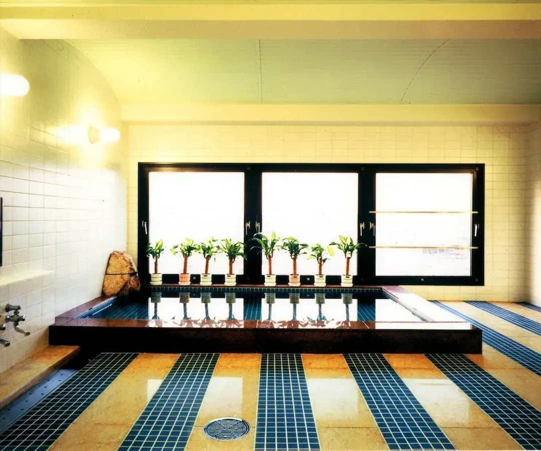 Indoor spa tub