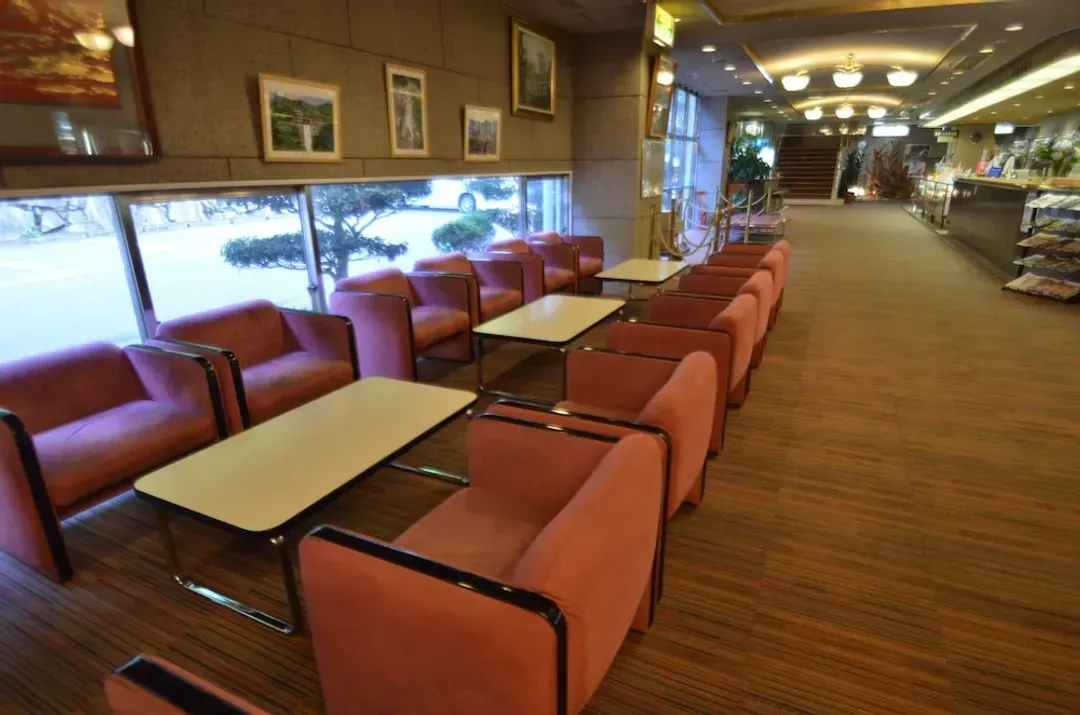 Lobby lounge