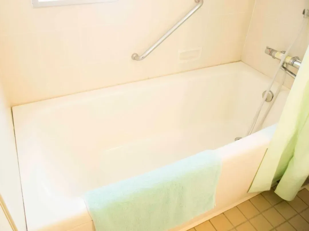 Deep soaking bathtub
