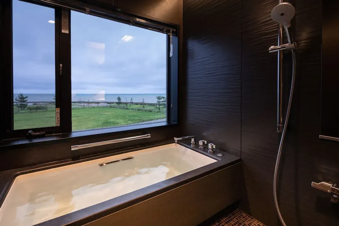 Deep soaking bathtub