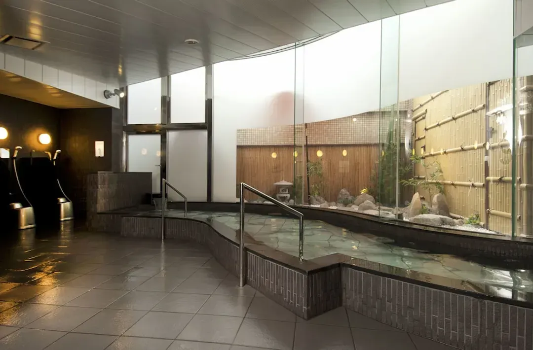 Indoor spa tub