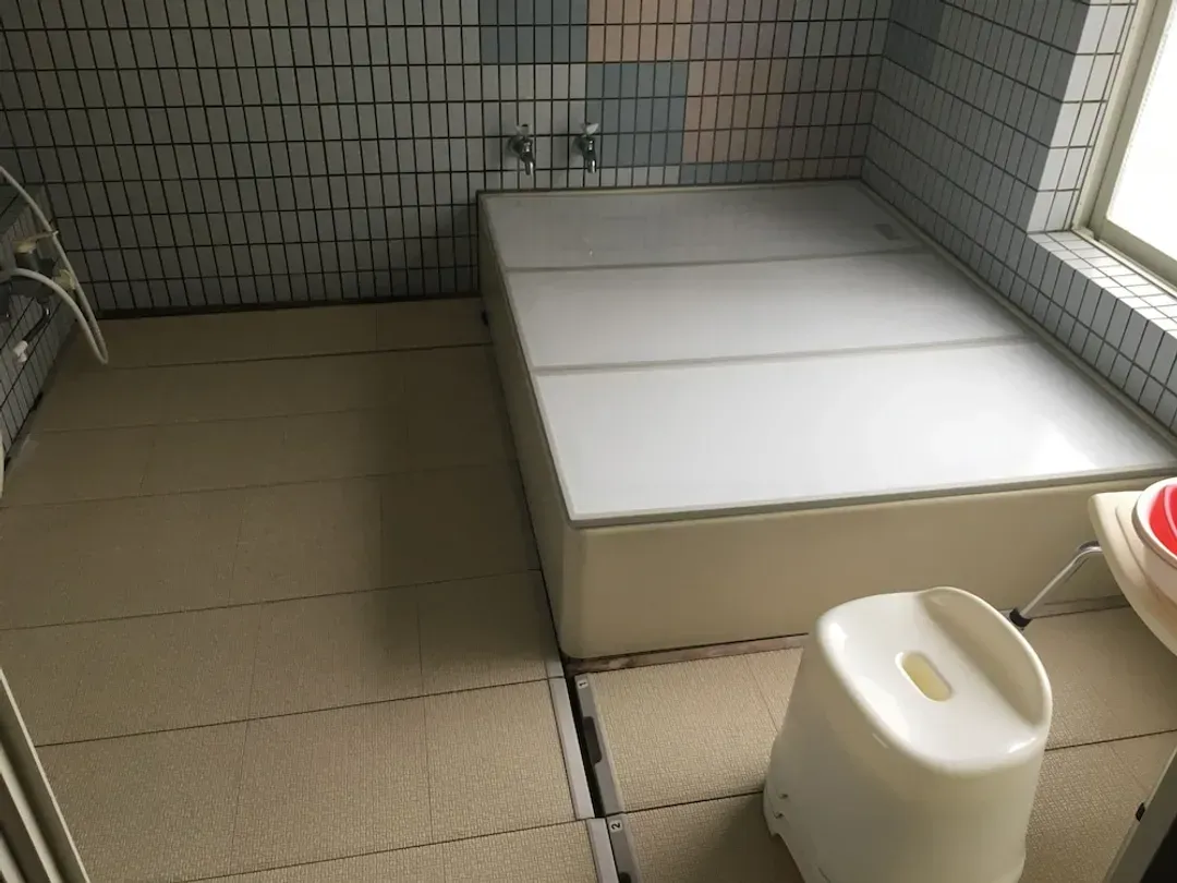 Indoor spa tub