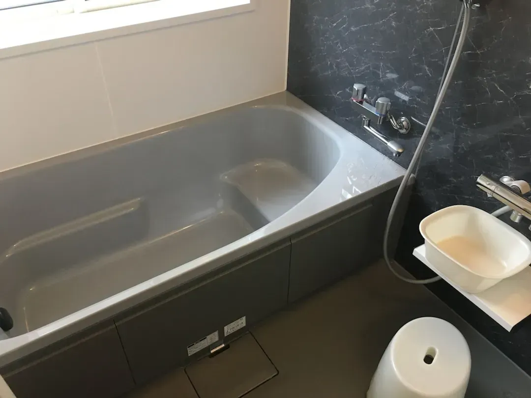 Indoor spa tub