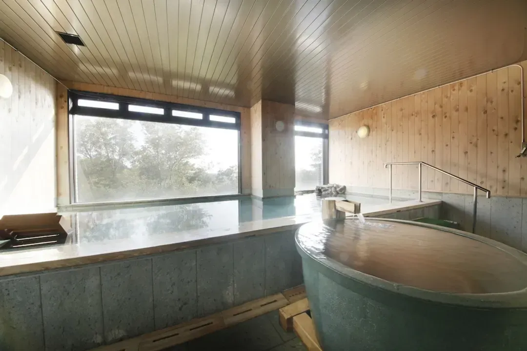 Indoor spa tub