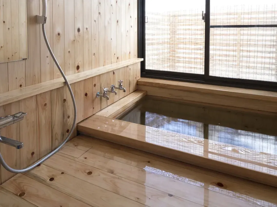 Indoor spa tub