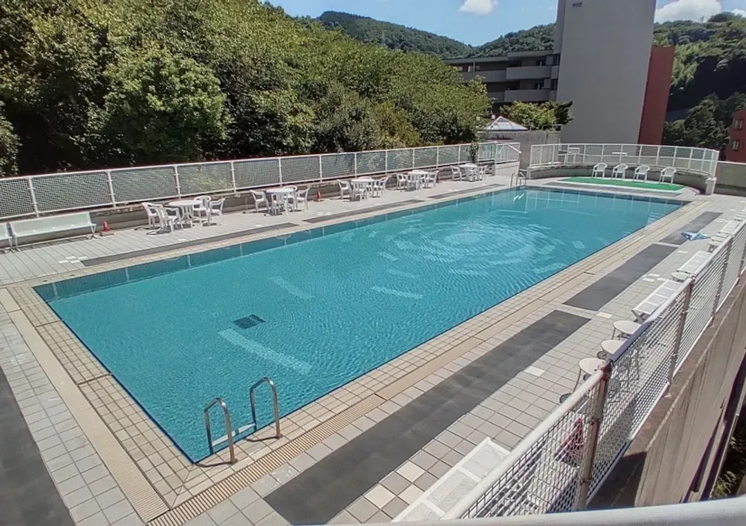 Indoor/outdoor pool