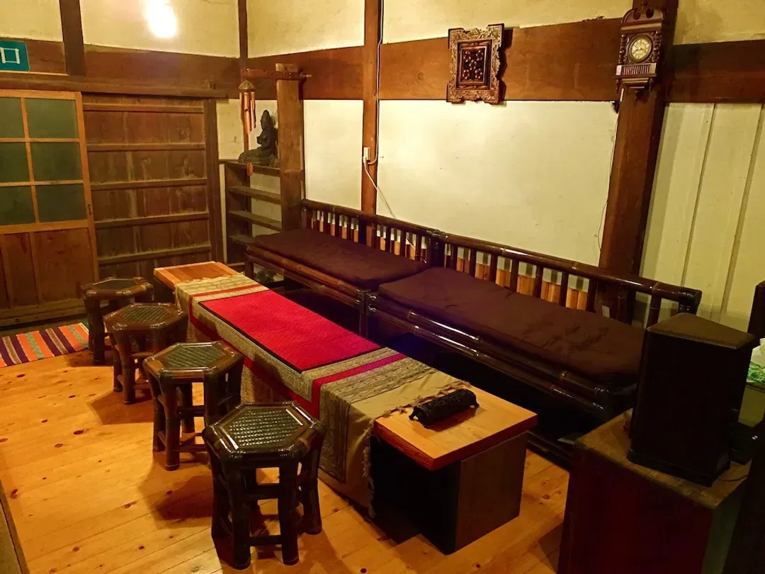 Lobby lounge