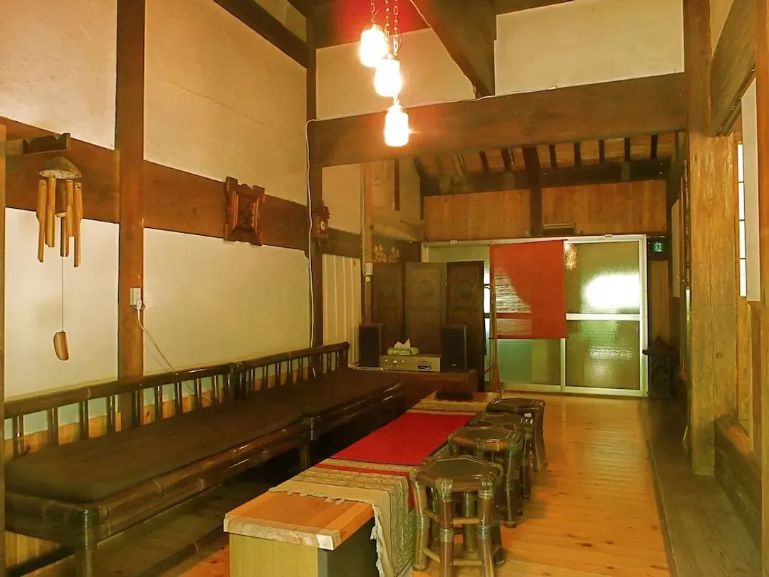 Lobby lounge