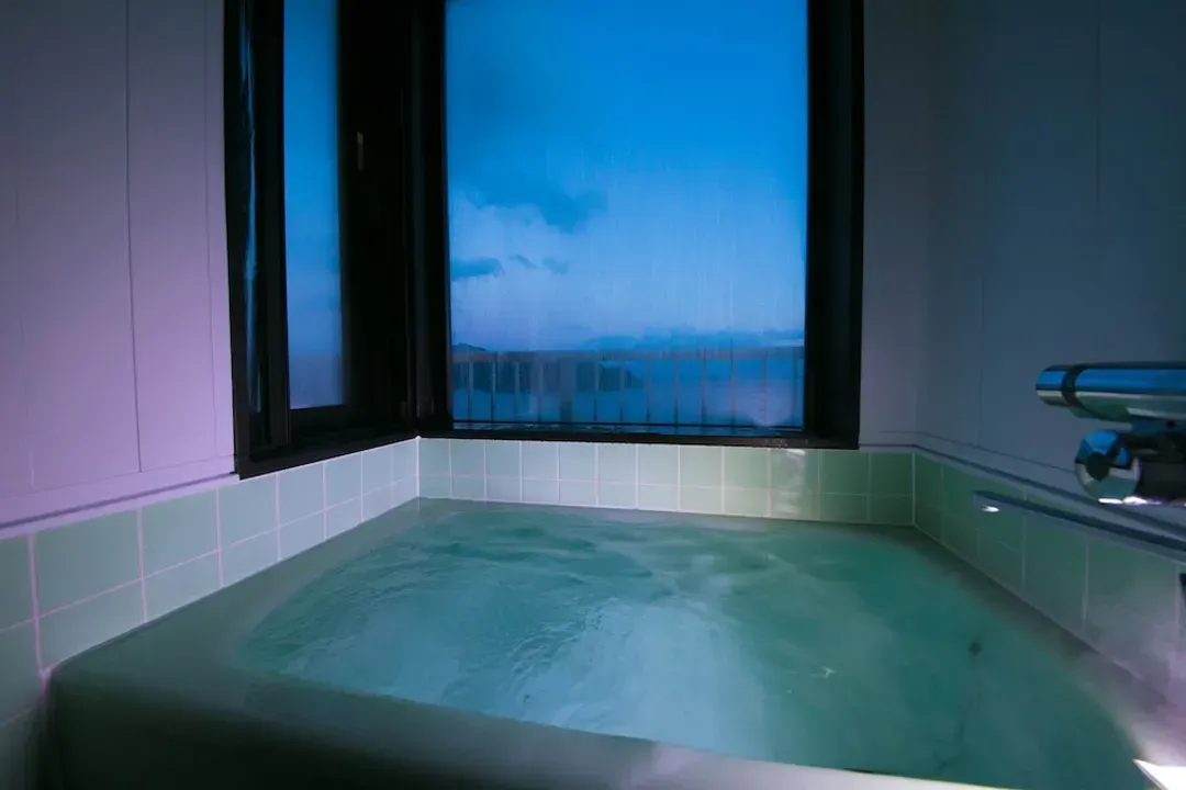 Deep soaking bathtub