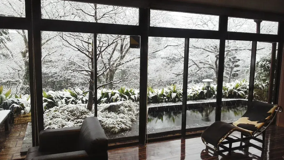Lobby lounge