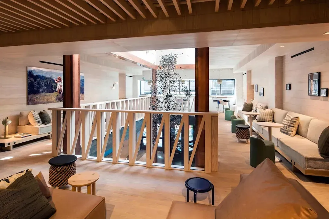 Lobby lounge