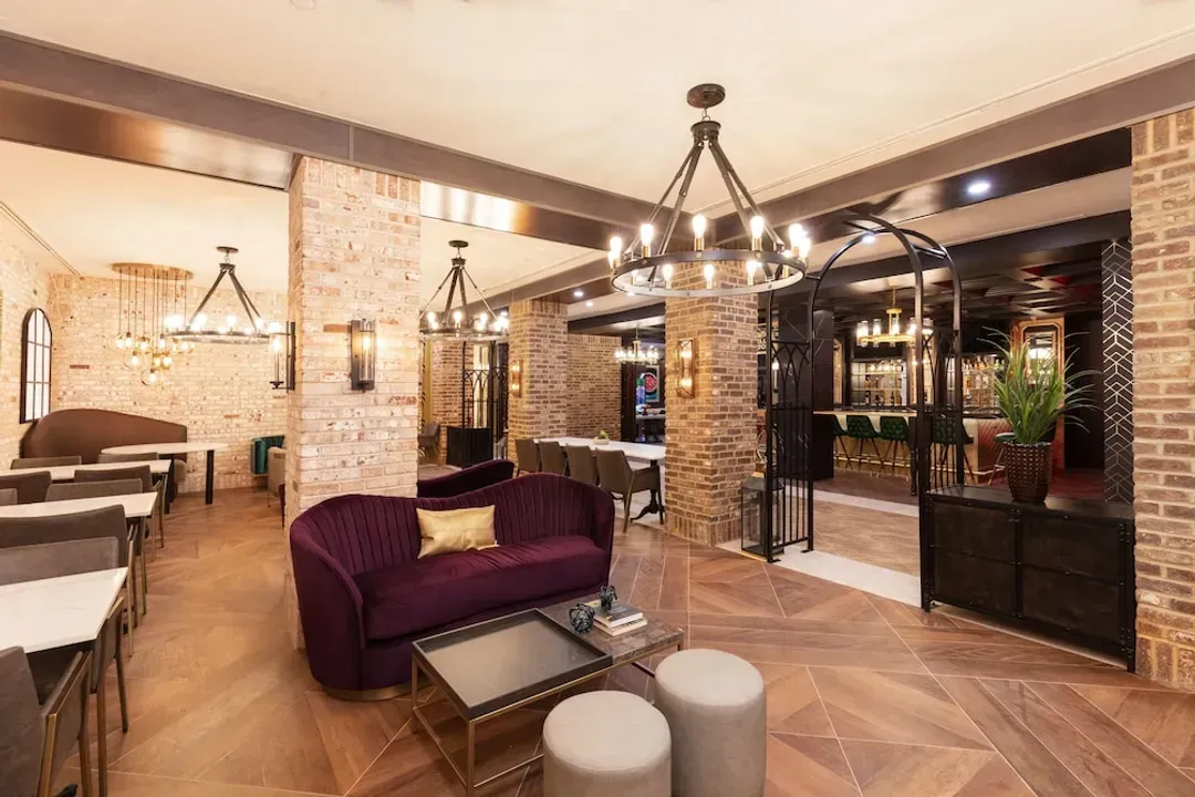 Lobby lounge