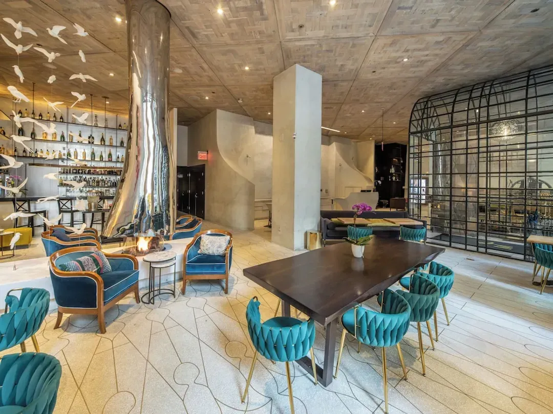 Lobby lounge