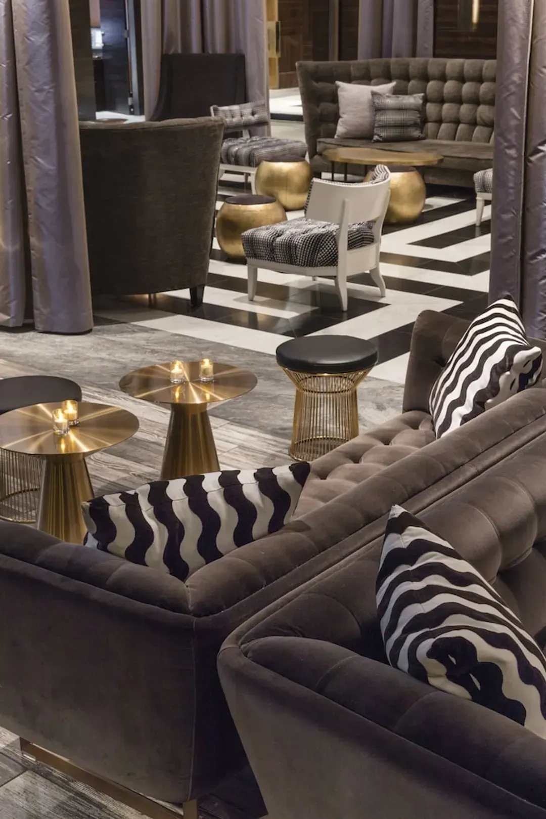 Lobby lounge