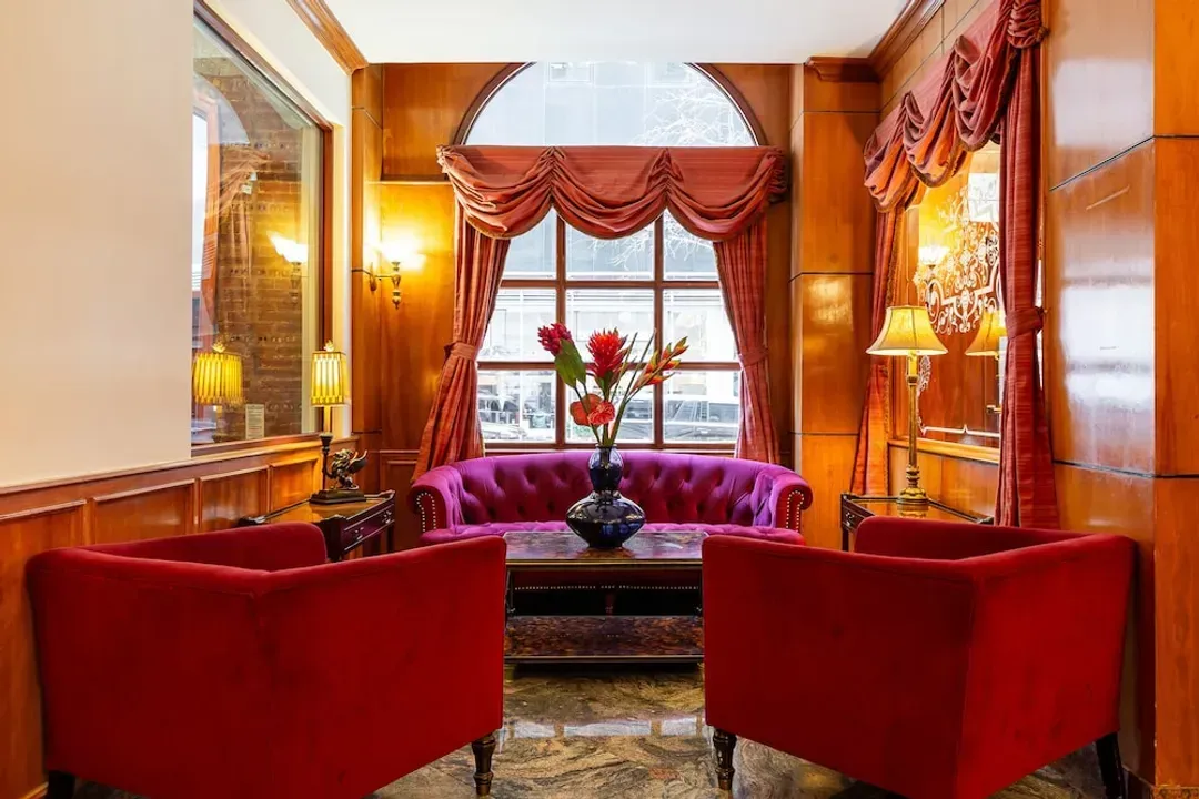 Lobby lounge