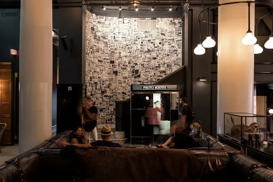 Lobby lounge