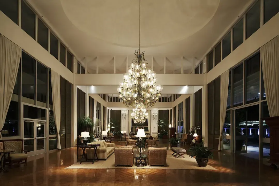 Lobby lounge