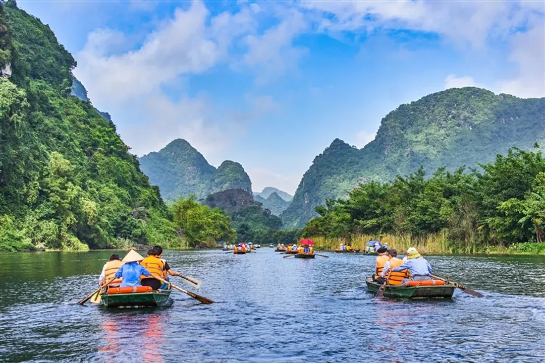 越南旅遊｜【潮時尚先鋒號五星5日】下龍灣海上VILLA、陸龍灣長安小舟遊船、國賓夜間派對、無購物(含簽)