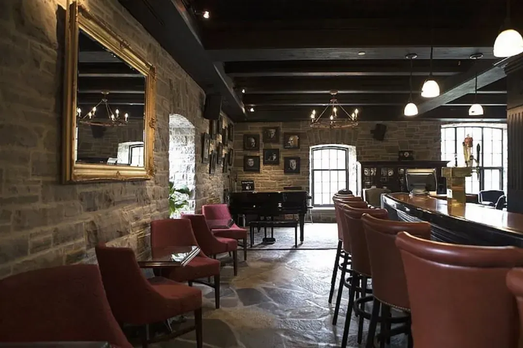 Lobby lounge