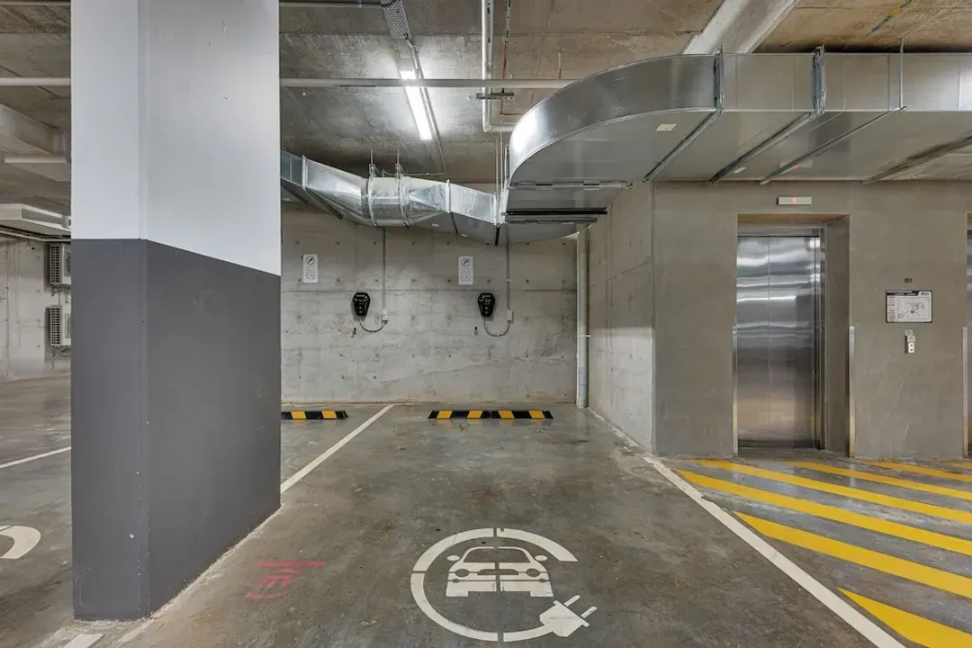 Electric vehicle charging station