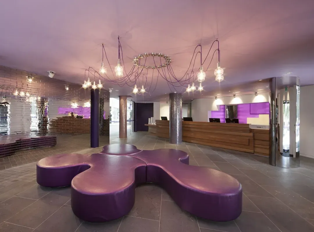 Lobby lounge