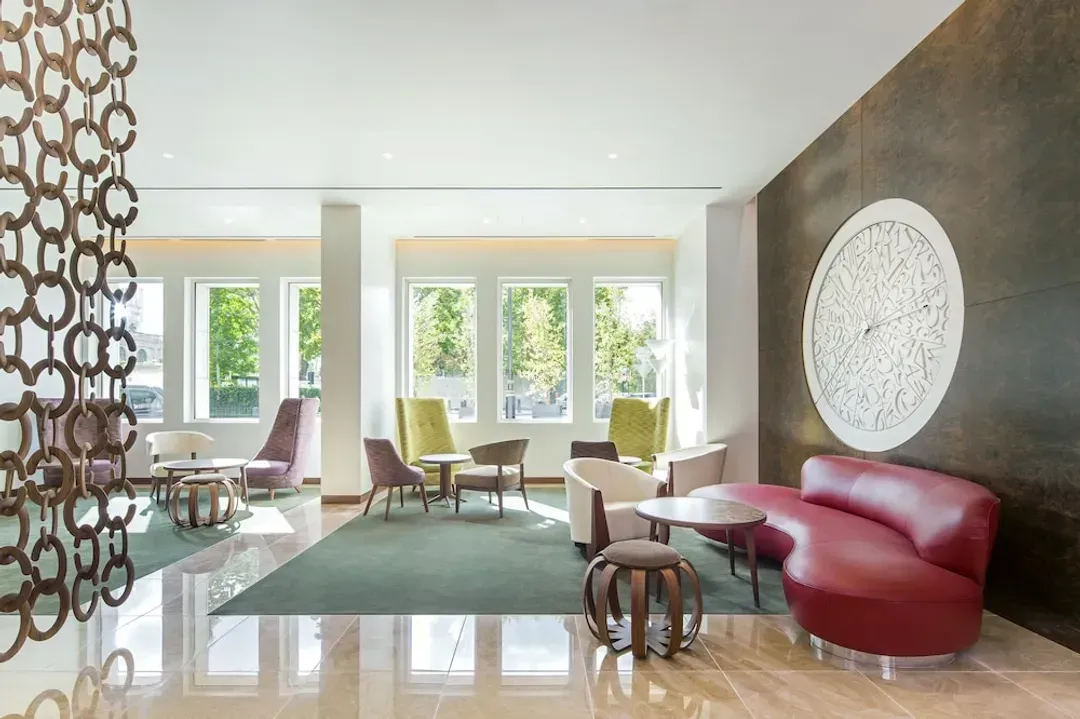 Lobby lounge