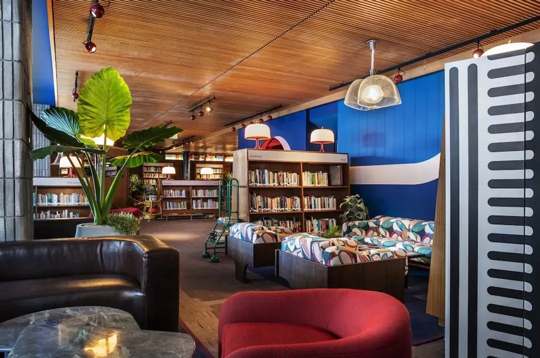 Lobby lounge