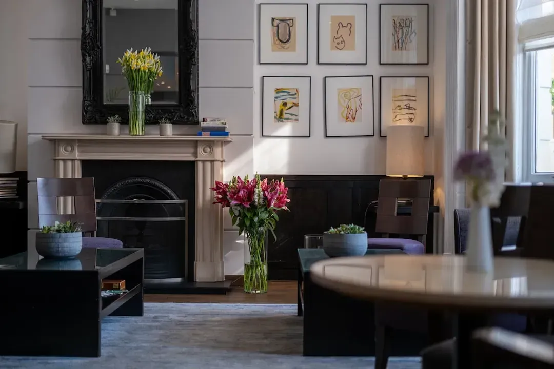 Lobby lounge