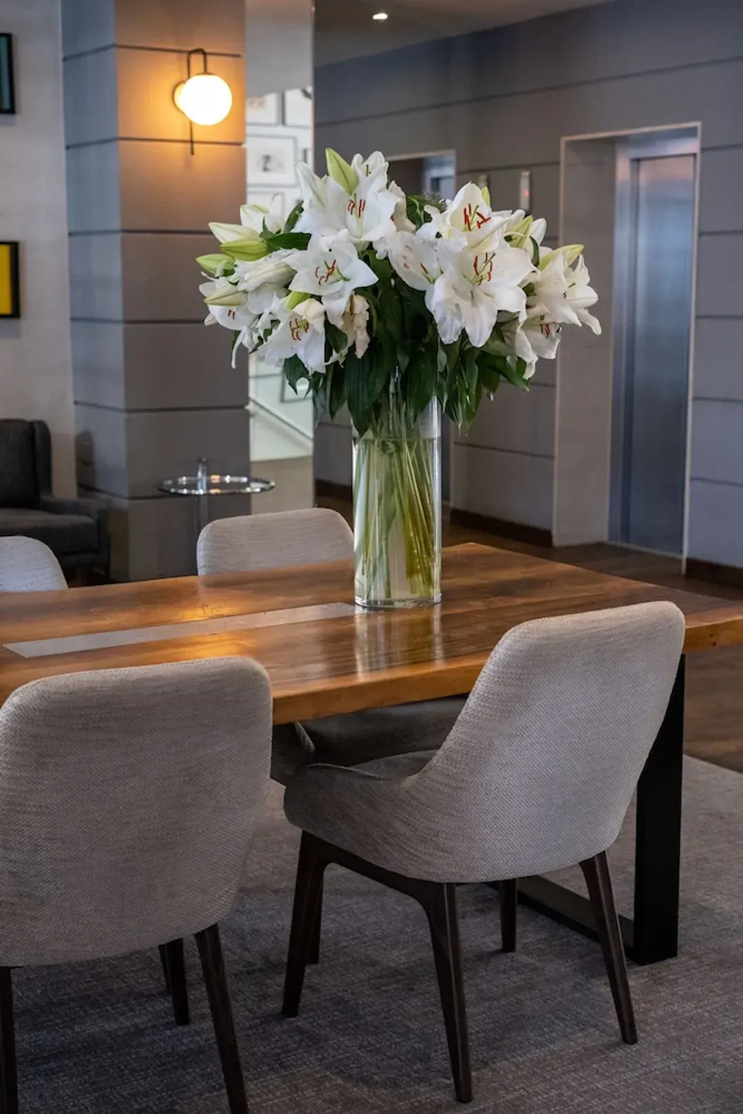 Lobby lounge