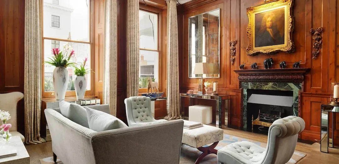 Lobby lounge