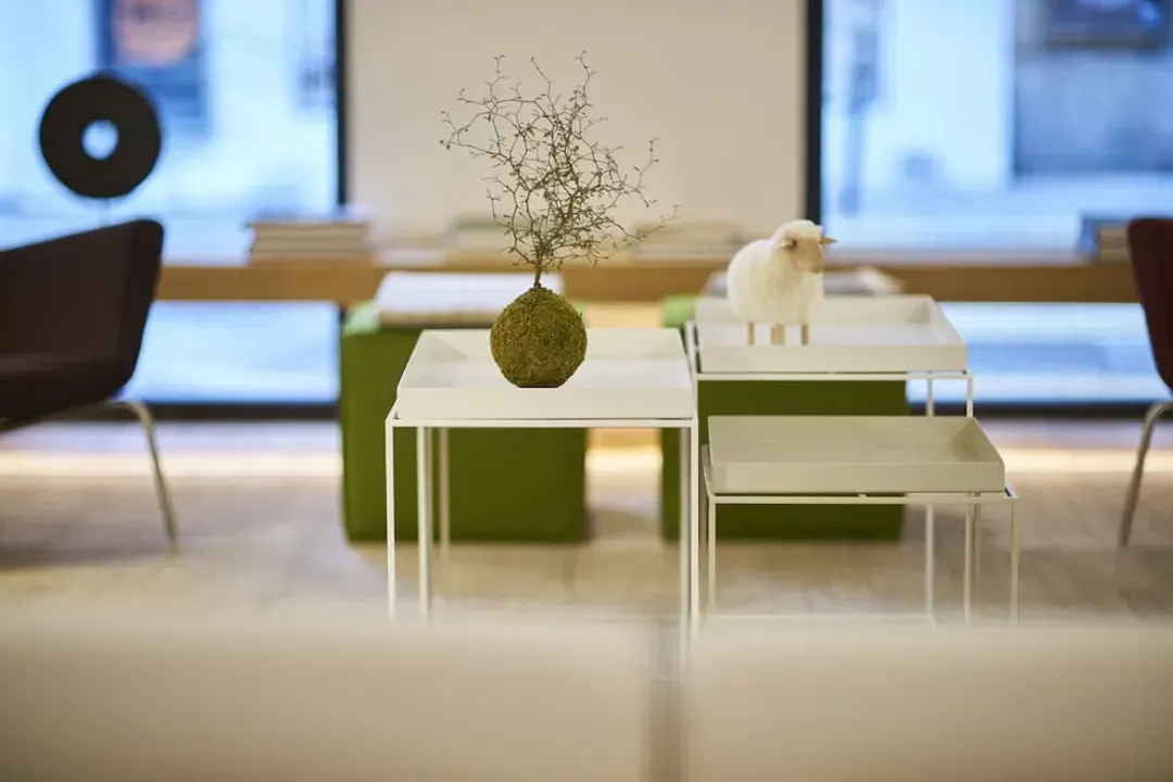 Lobby lounge