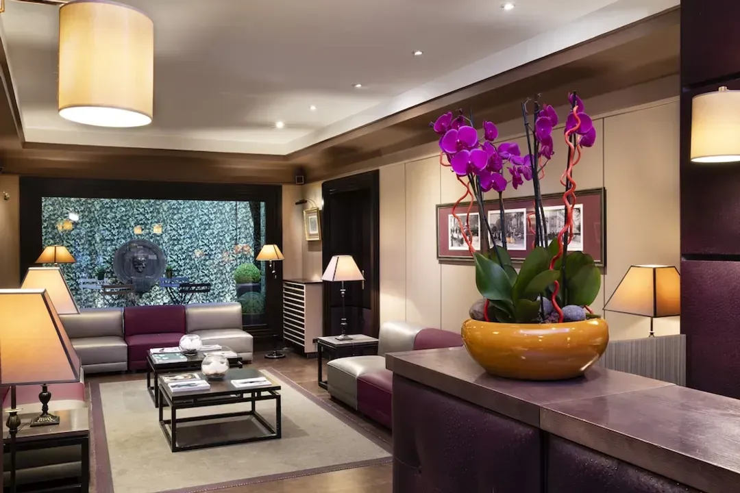 Lobby lounge