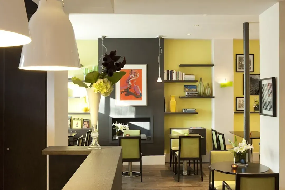 Lobby lounge