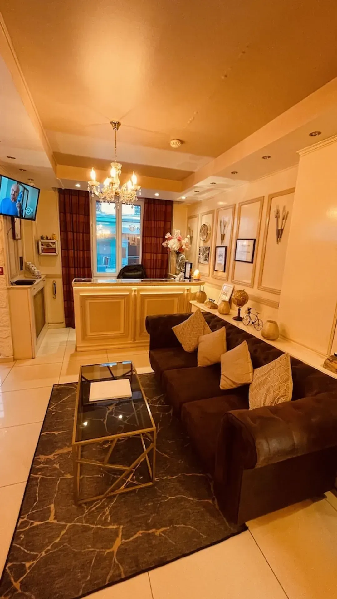 Lobby lounge