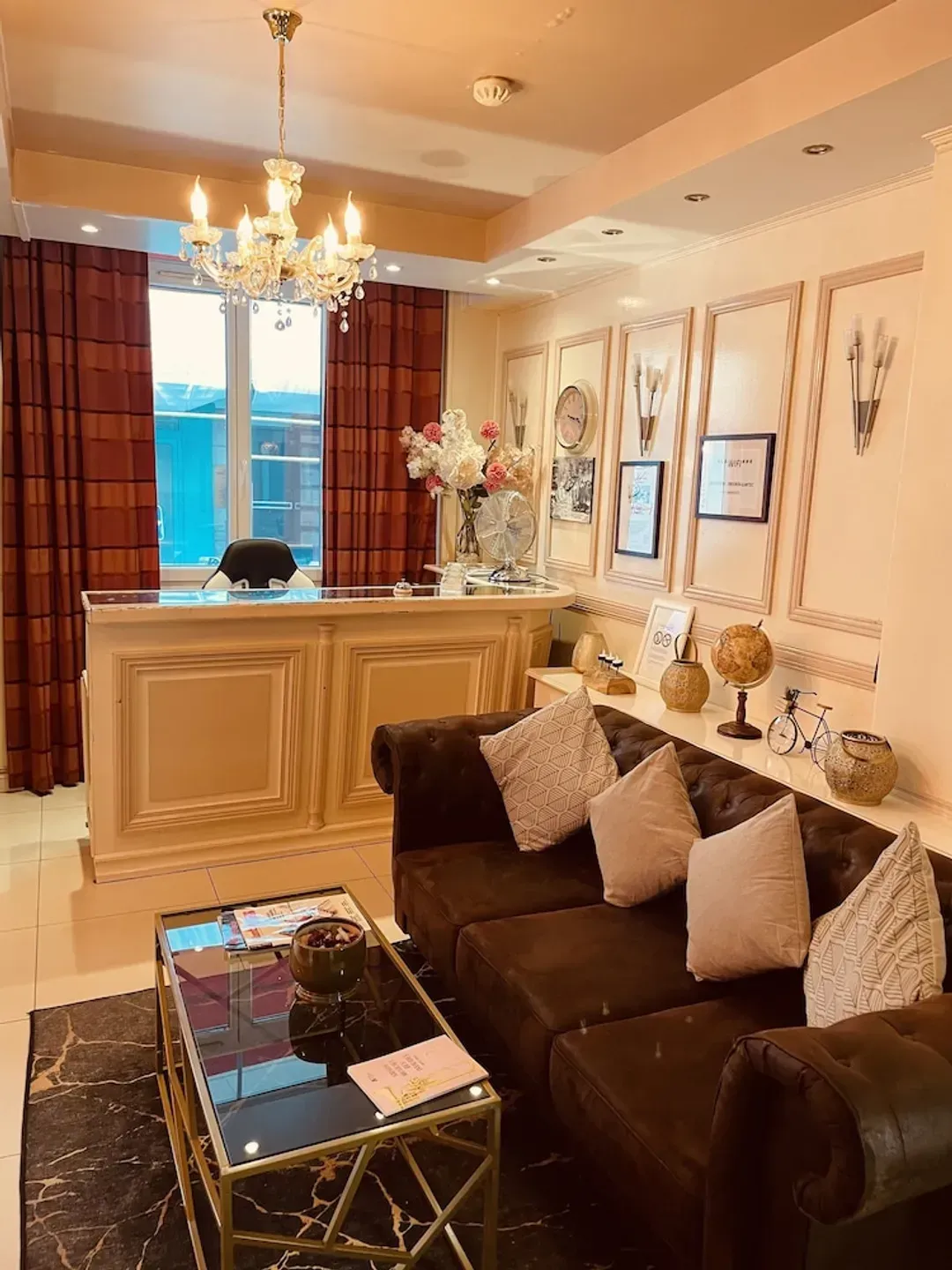 Lobby lounge