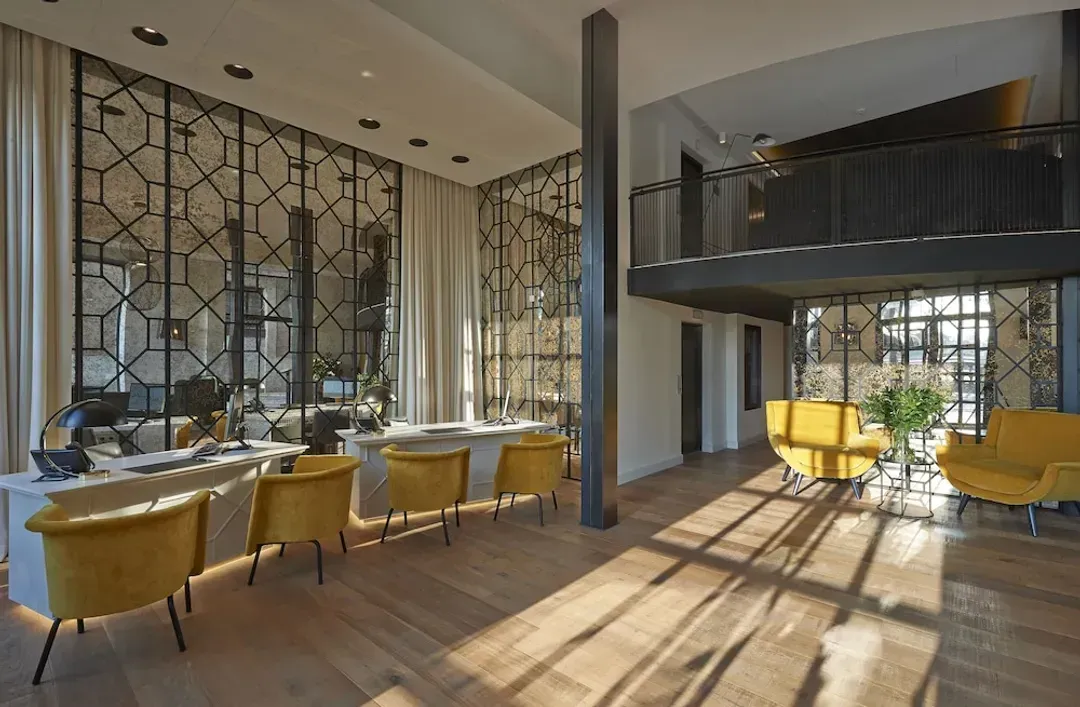 Lobby lounge