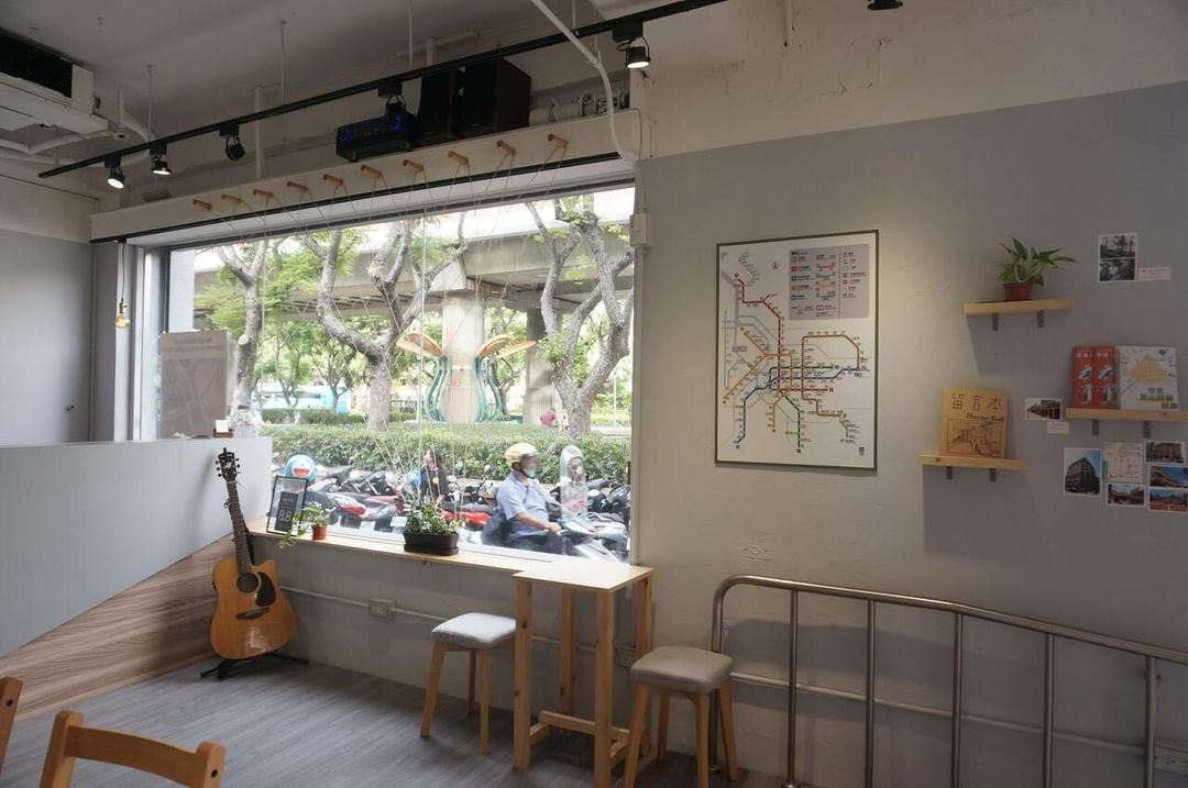 Corner Hostel & Cafe