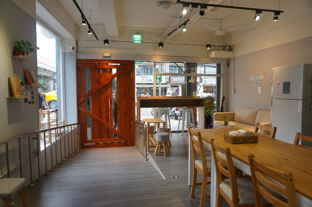 Corner Hostel & Cafe