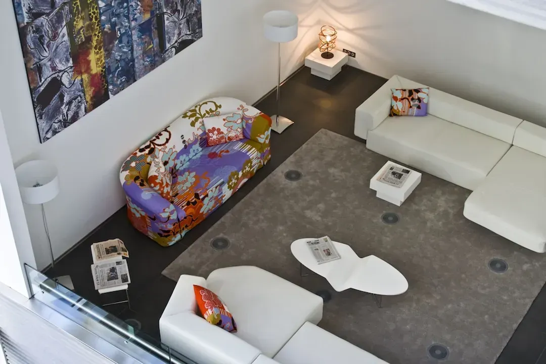 Lobby lounge