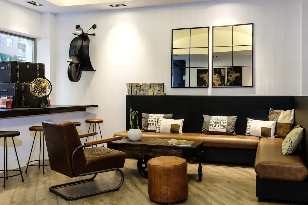 Lobby lounge