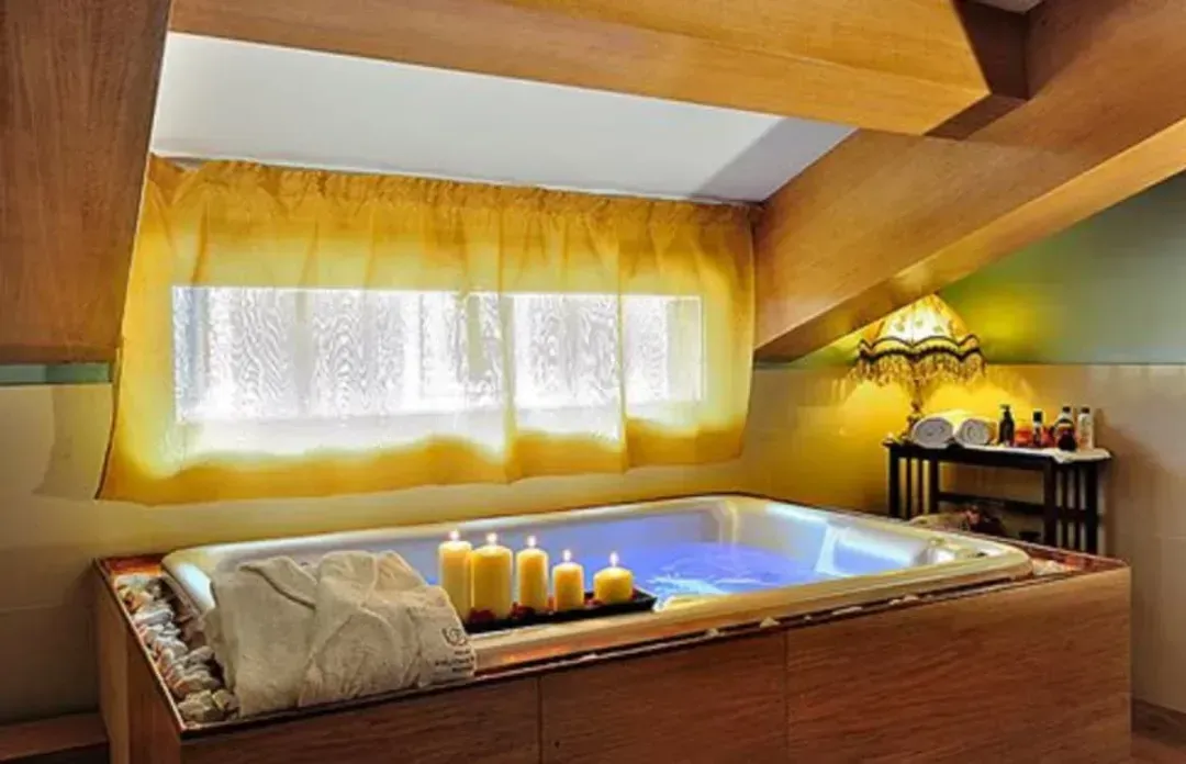 Indoor/outdoor pool