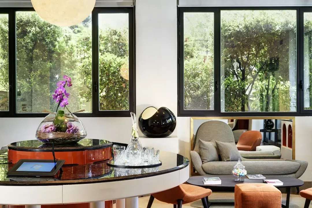Lobby lounge