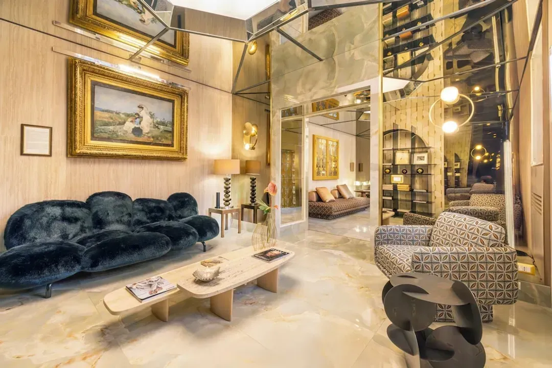 Lobby lounge