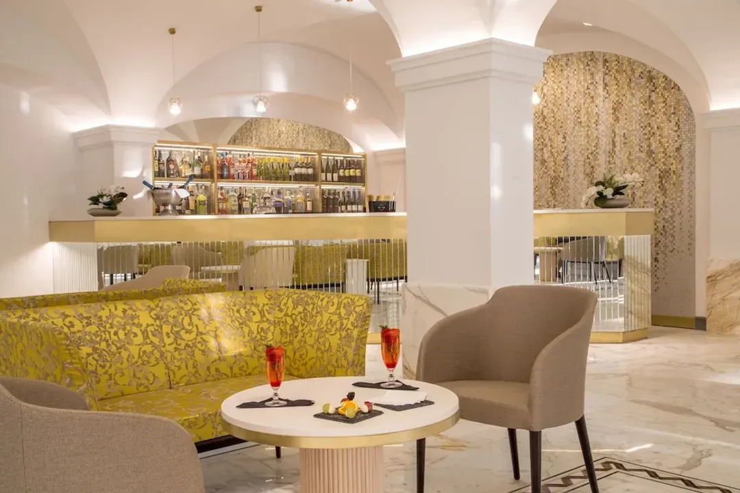 Lobby lounge