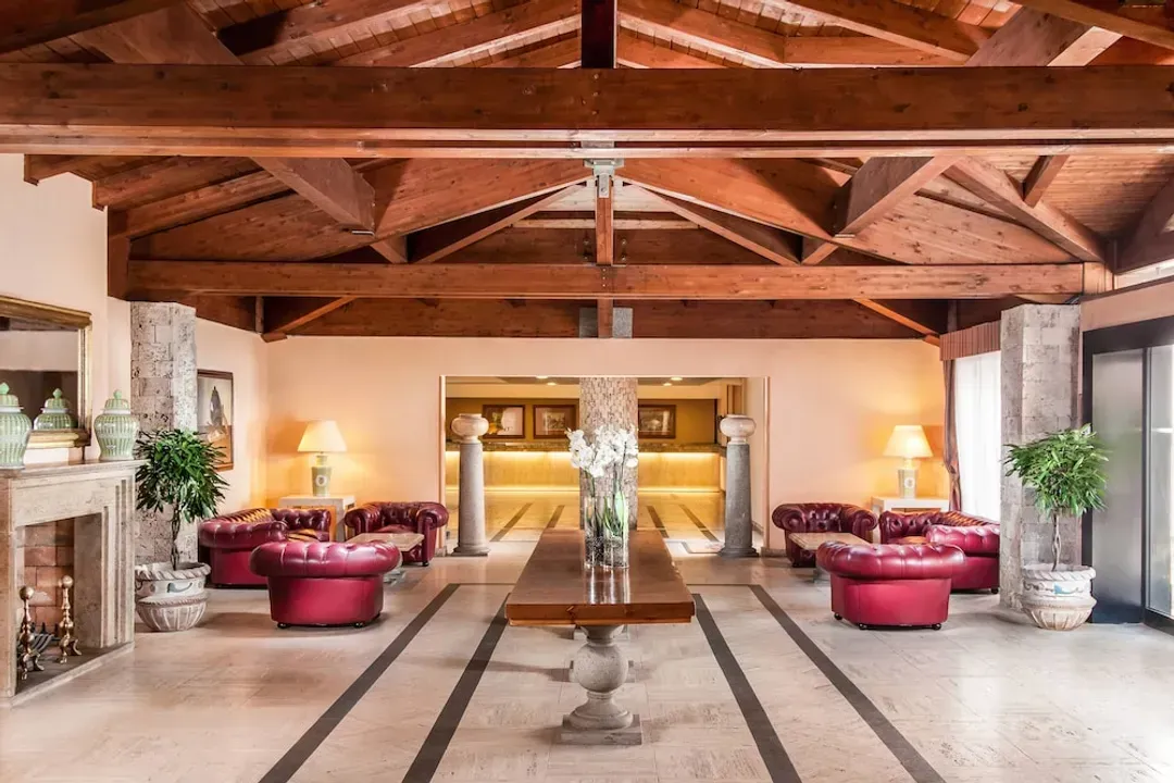Lobby lounge