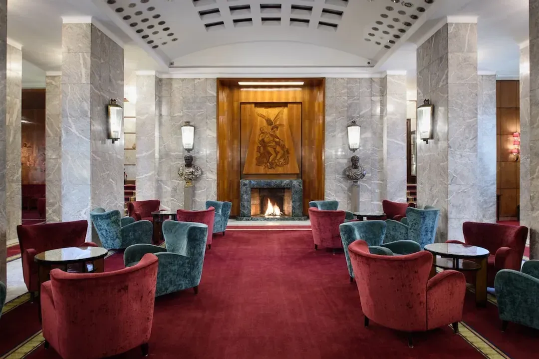 Lobby lounge