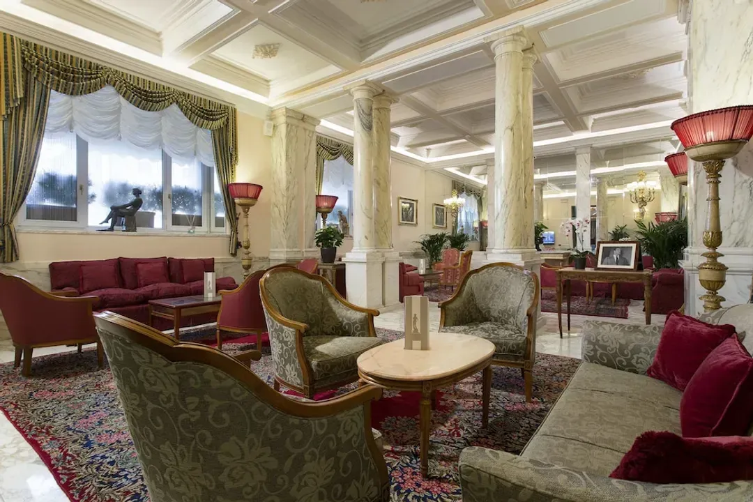 Lobby lounge