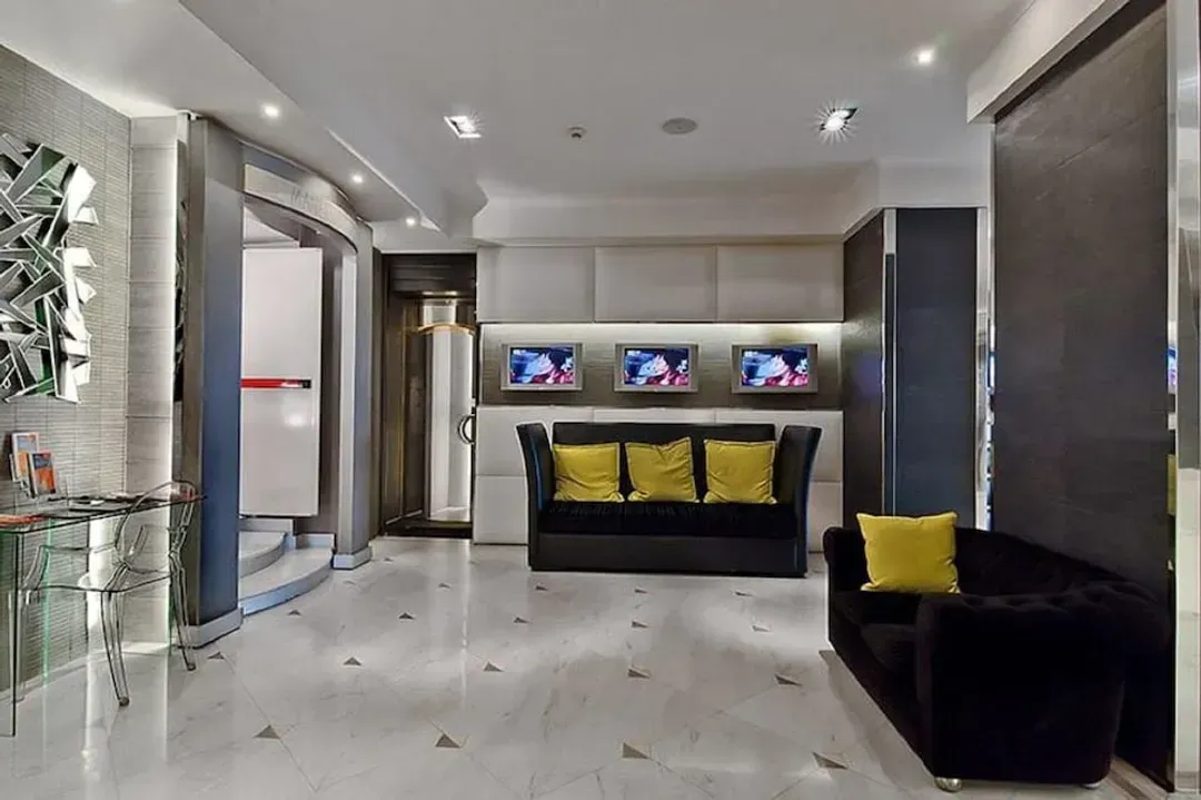 Lobby lounge